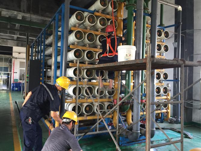 机械加工园区工业废水处理站膜组件更换作业现场