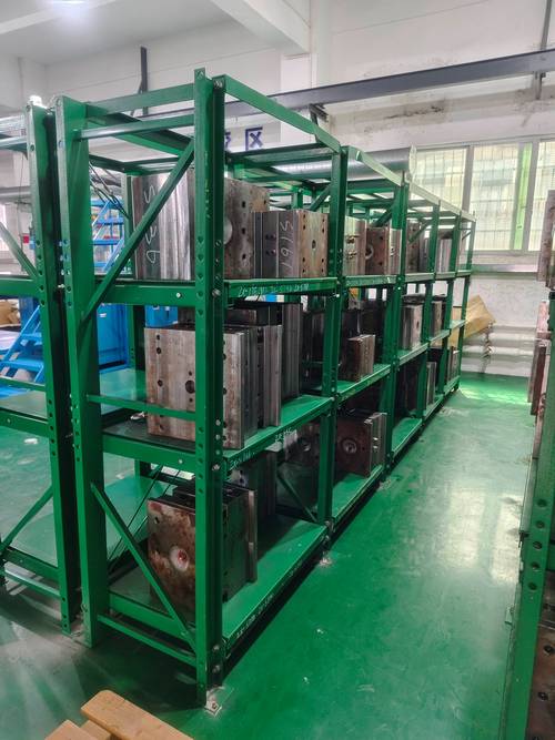 正确存放冲压模具的车间模具架实拍