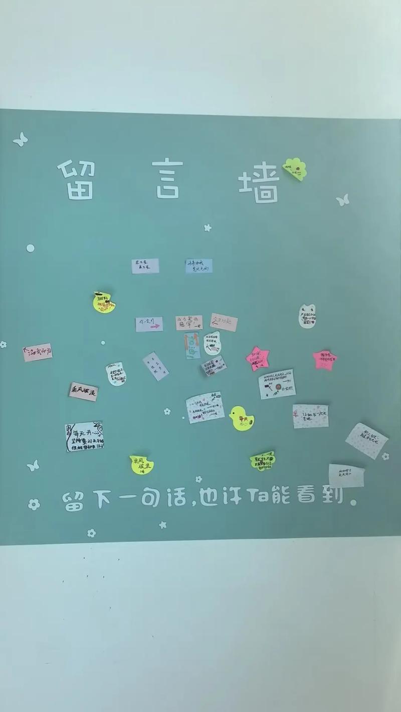 周计划墙上便签写满碎碎念与涂鸦的放松办公桌场景