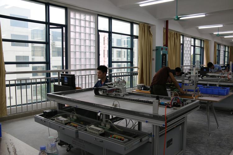 高校机械实训课学生调试工厂数字孪生体小型台架现场