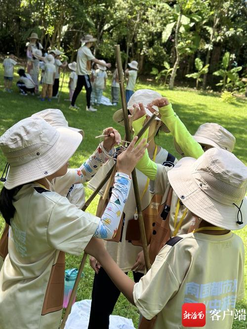 户外探险夏令营孩子们合作搭建帐篷