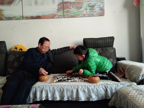 围棋赛后父亲安慰输棋孩子场景