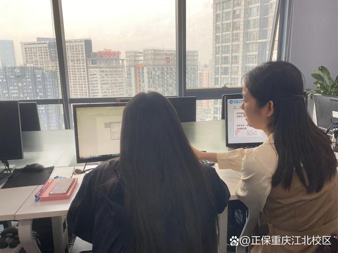 实习生在工位主动举手向同事请教问题的场景图