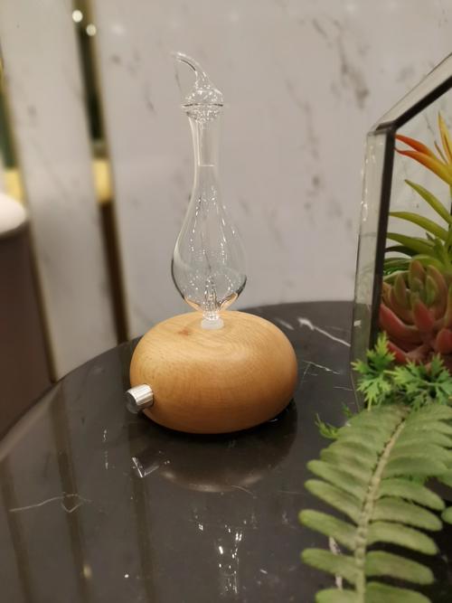 浴室角落里简易木质香薰扩香器