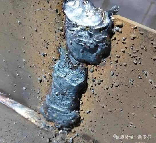 车间里敲掉焊渣露出的焊缝断面对比