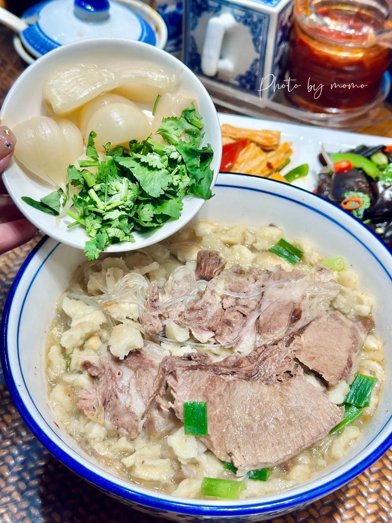 西安西羊市冬日老泡馍馆木操作台