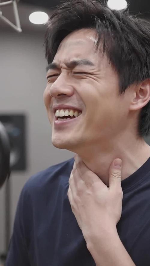 配音演员保护嗓子喝温水示意照片