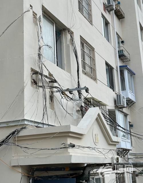 家居墙角乱堆积灰线材实拍