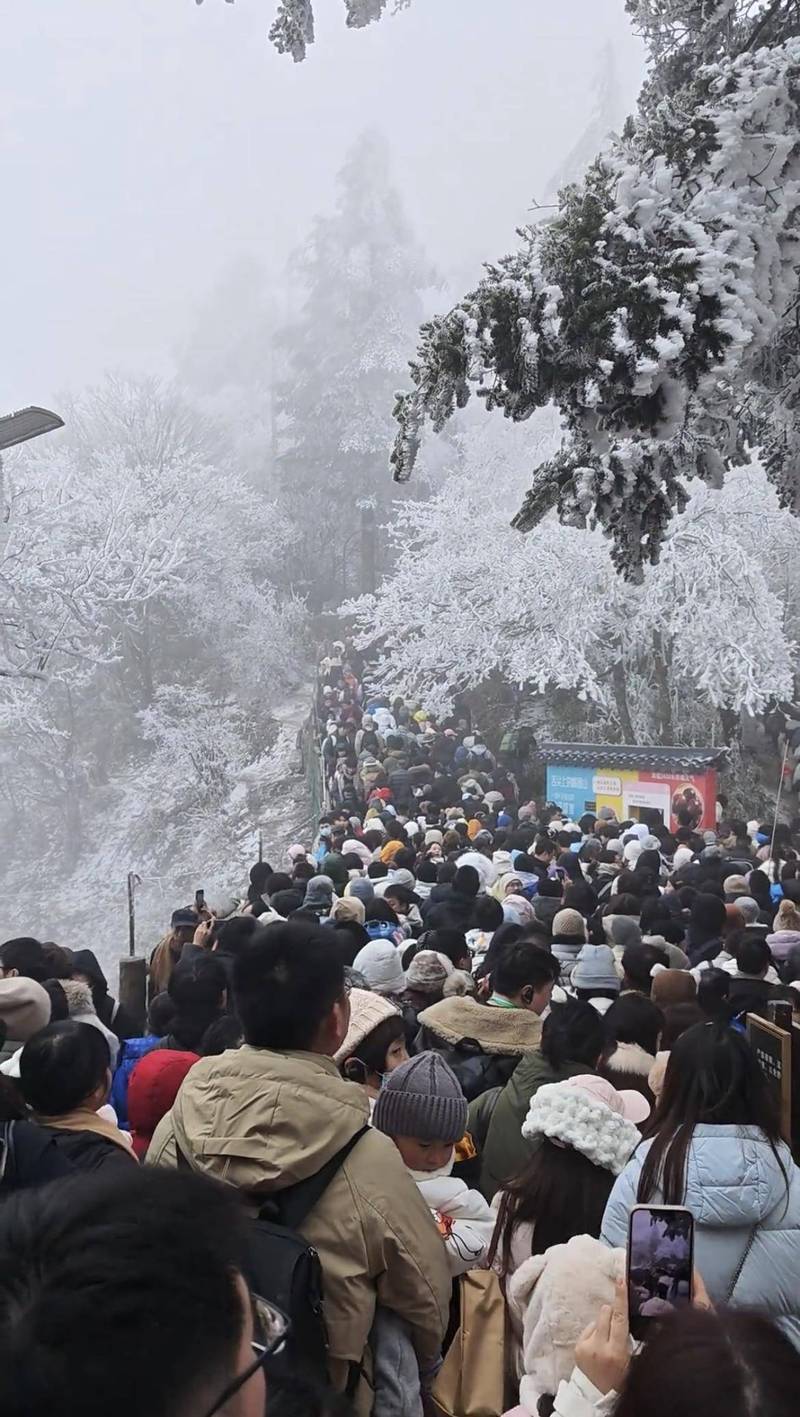 峨眉金顶夜爬途中被山风刮得倾斜的太阳能路灯