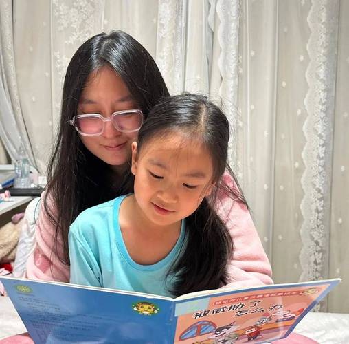 家长和孩子在沙发上一起阅读并讨论绘本