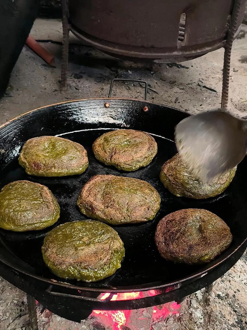 薛坪老皂角树下铸铁锅烤的野蒜猪油饼