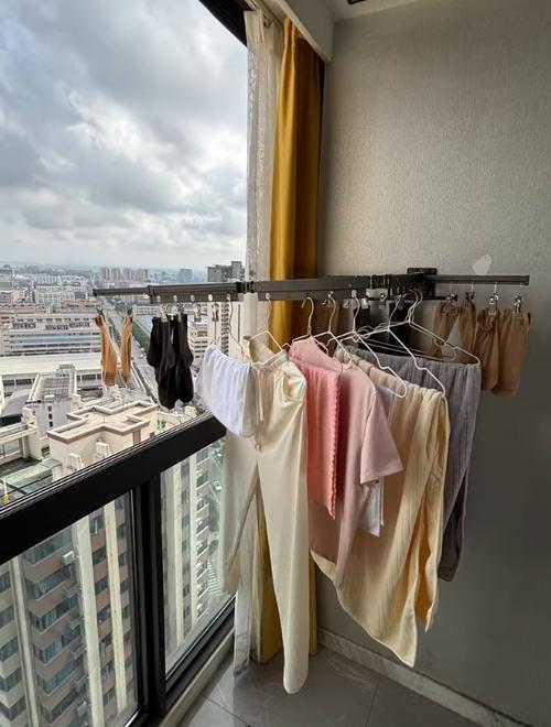 挤一挤能多挂几件?缝隙才是晾衣服的关键