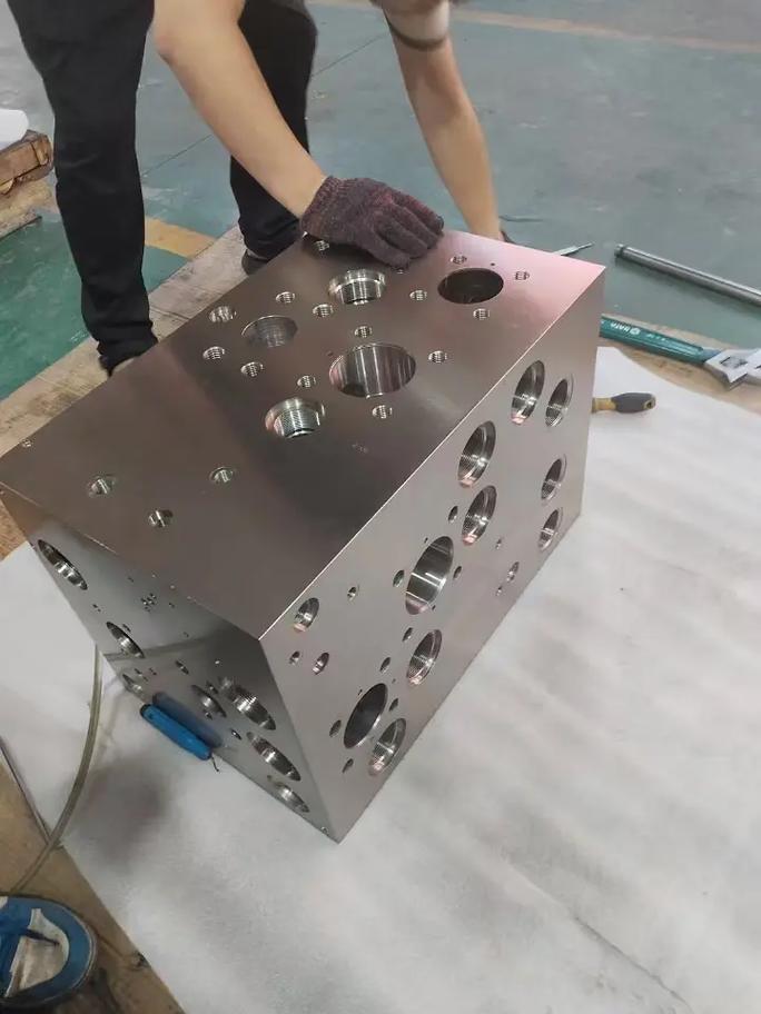 工程机械液压阀块工业原型CNC加工