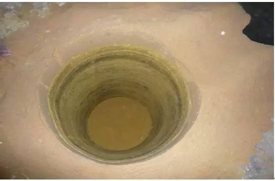 中频熔炼炉炉衬侵蚀破损现场图
