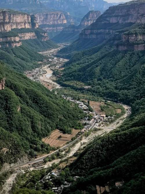 游客站在太行山大峡谷谷底抬头看天