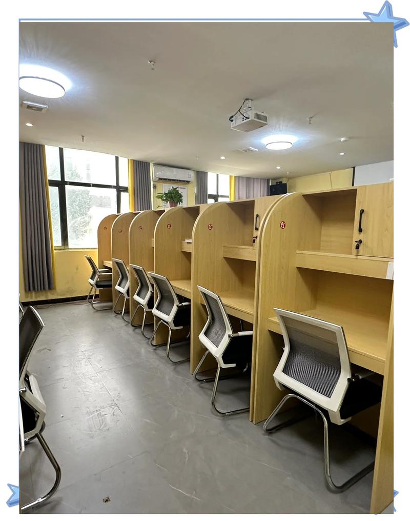 二战考研独自租住的小房间书桌