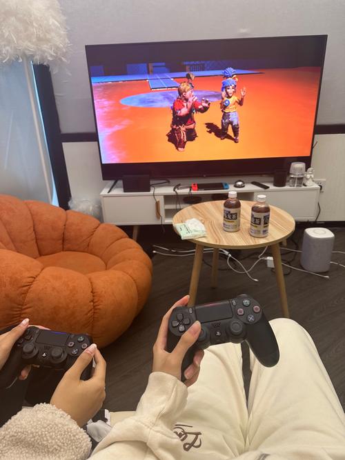 玩家窝在客厅沙发手持Switch玩动物森友会图