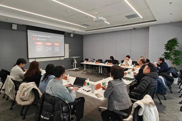 互联网公司团队协作甩锅会议现场