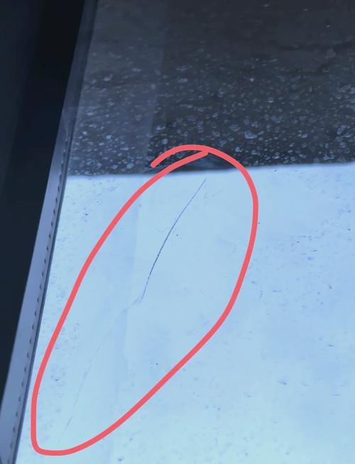钢化玻璃灶台被钢丝球刮出的细划痕