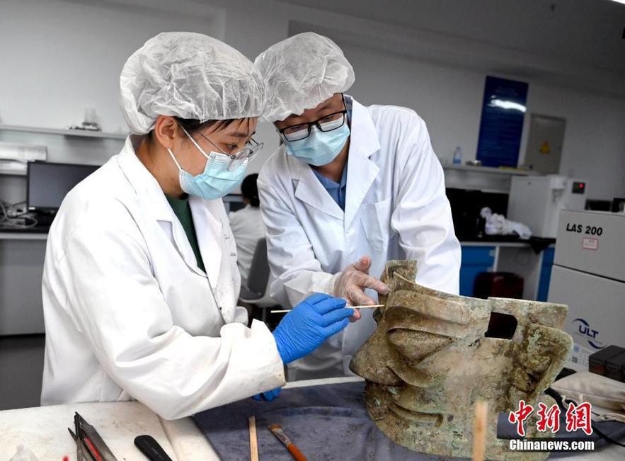 文保专业人员野外文物证据保全作业现场