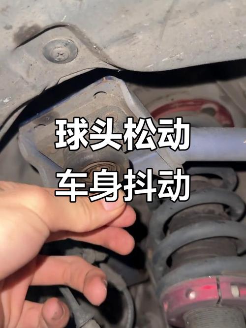 车主徒手检查前轮球头松旷