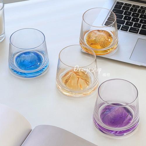 中学办公室木桌泡橘子水的玻璃杯