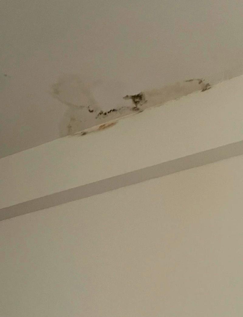 装修修缮漏水下天花板损坏现场图