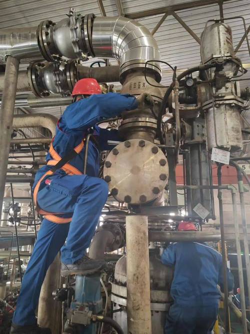 化工车间袋式过滤器堵塞更换现场工人操作