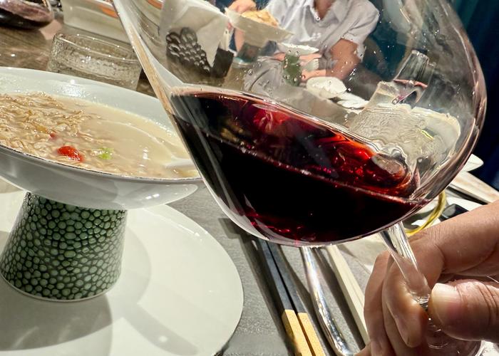 品酒师晃动红酒杯观察挂杯