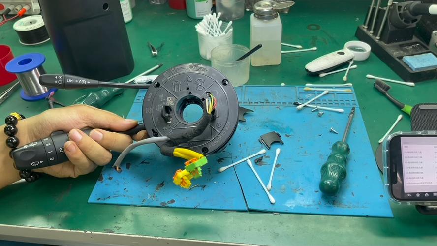 维修师傅测量方向盘转角传感器啮合间隙操作图