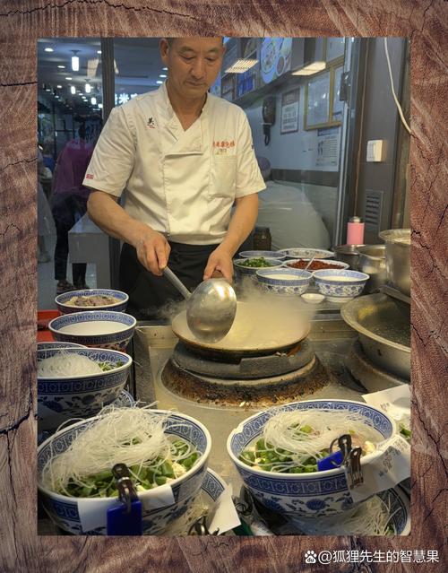 西安羊肉泡馍煮馍师傅铁锅煮馍场景