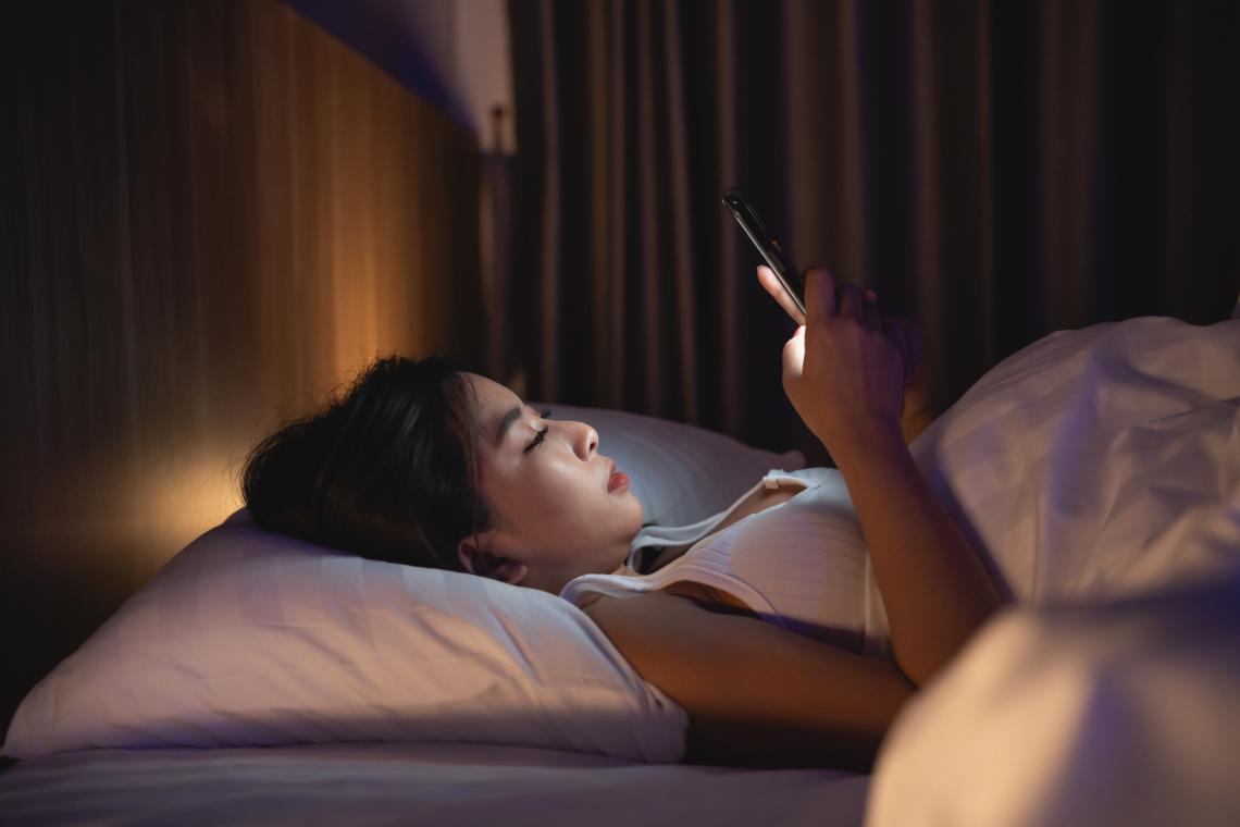 躺在床上刷手机的失眠人群示意图