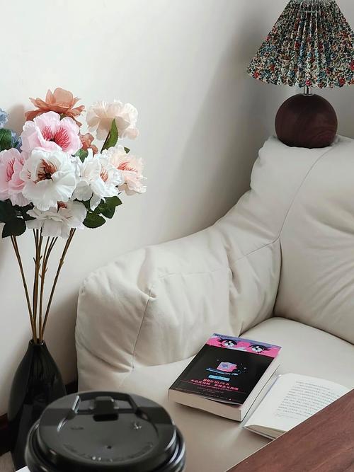 居家沙发上放着Kindle和半颗草莓的场景