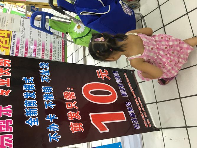 超市货架前儿童寻找文字的游戏实拍