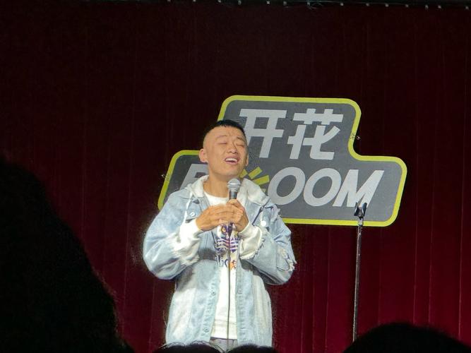 脱口秀开放麦现场新人紧张表演