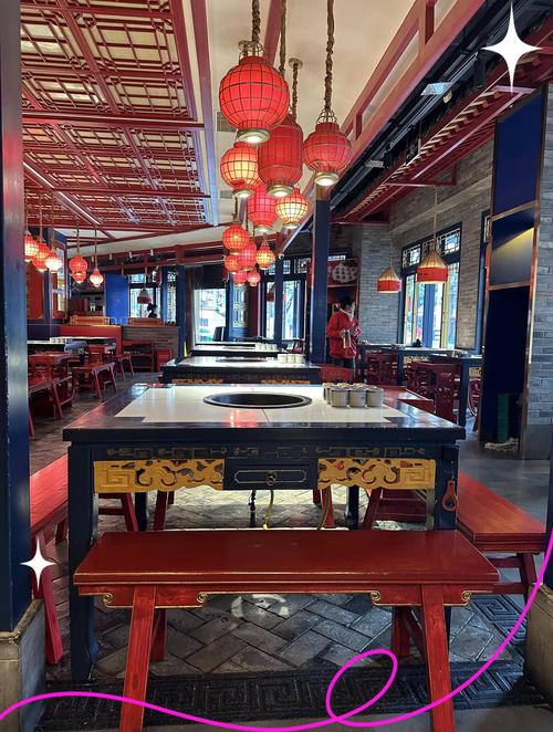 成都老写字楼二楼火锅店的木桌用餐区实拍