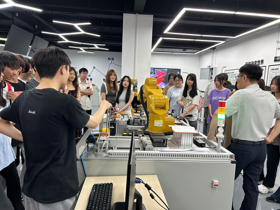 新工科专业学生机器人项目实践场景图