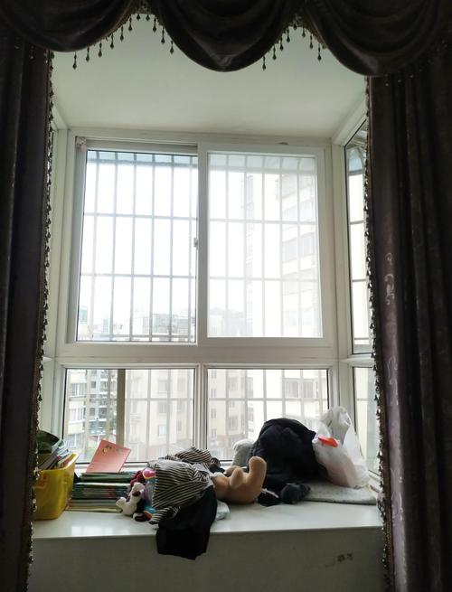 家庭堆满杂物的旧飘窗实景