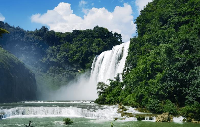 贵州黄果树瀑布远景水雾全景图