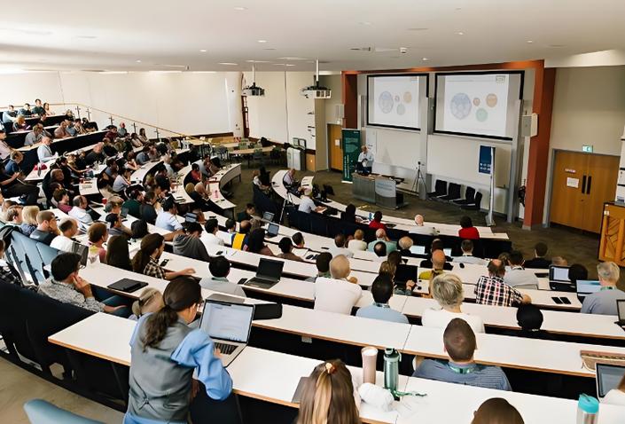 海外大学留学生阶梯教室上课实拍