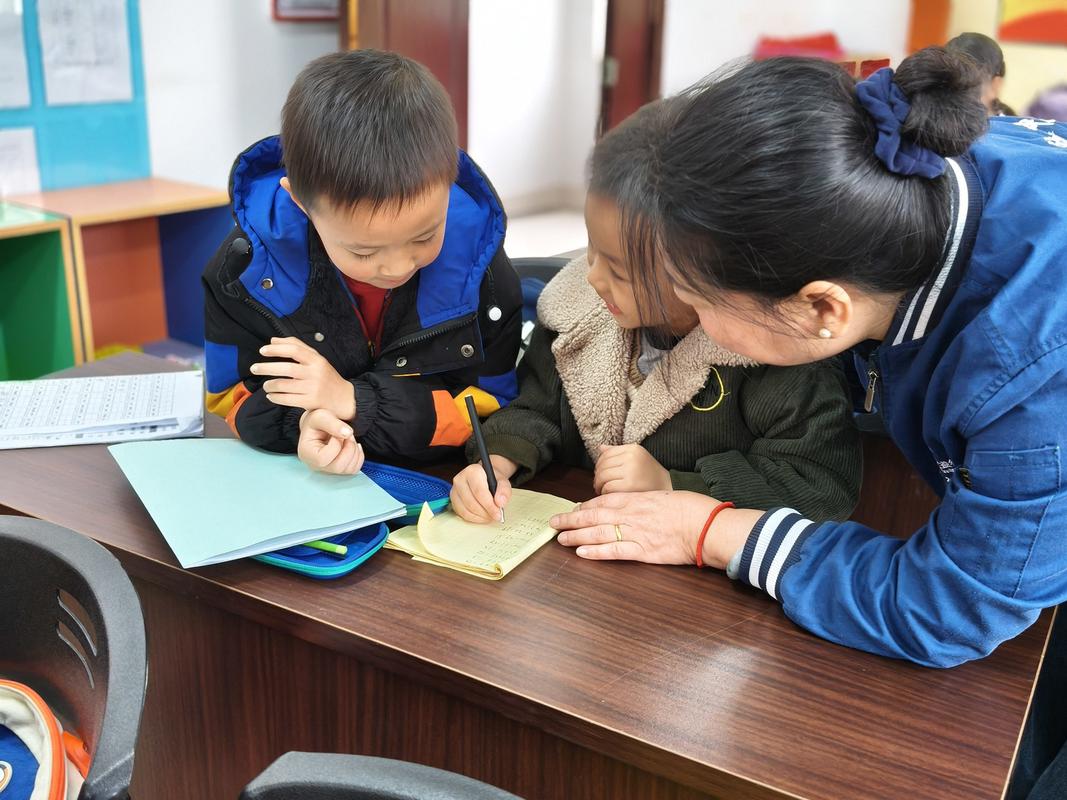 家长在家中辅导孩子学习筛选教辅资料