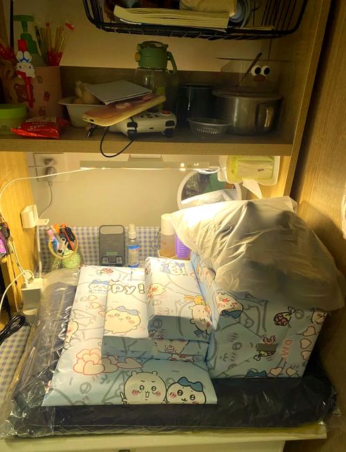 工业区宿舍工人桌子上放着给孩子准备的生日礼物