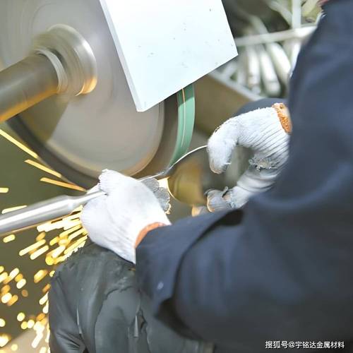工业磨料打磨精密航空铝零件作业现场
