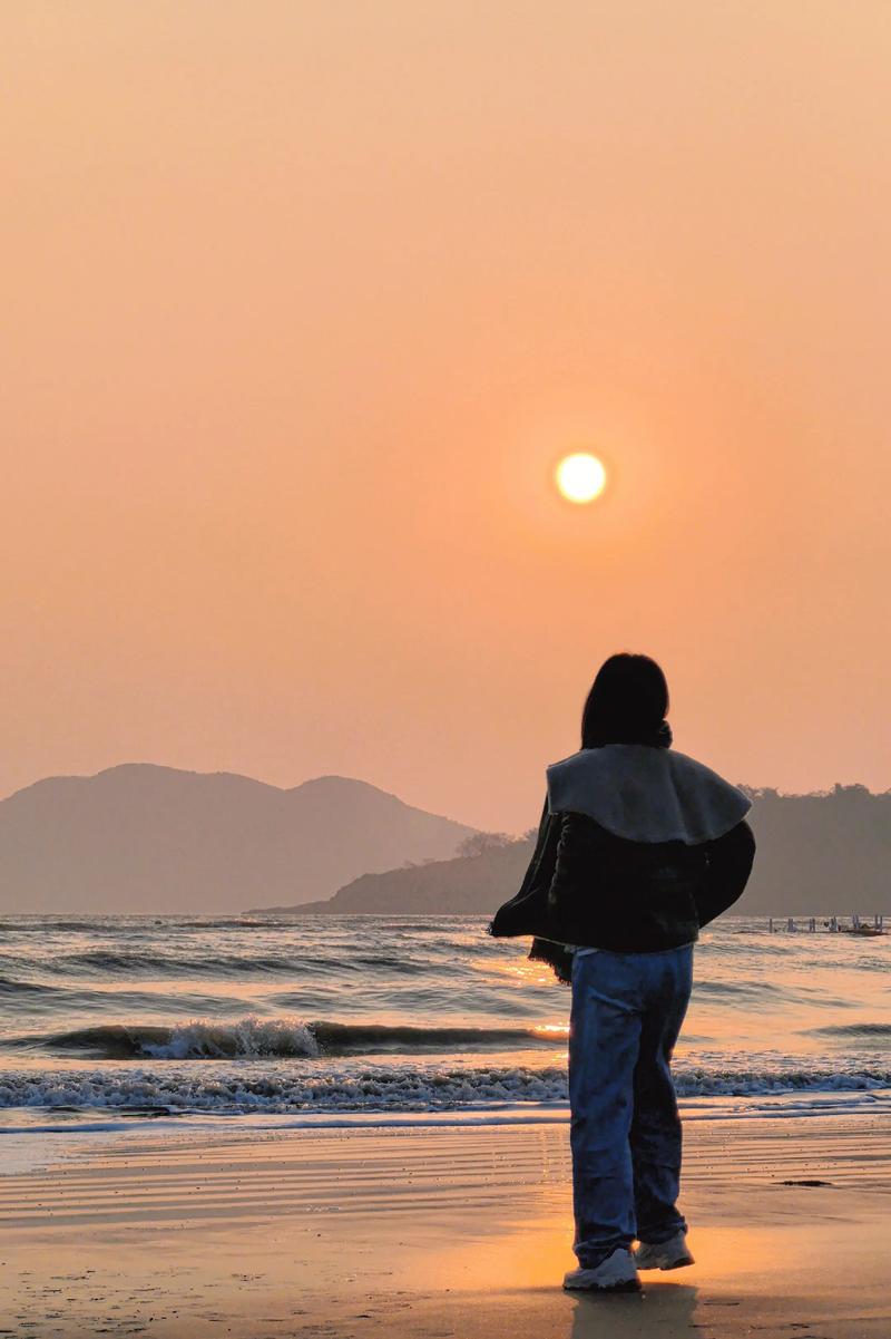 海边日出 一个人站在沙滩伸展