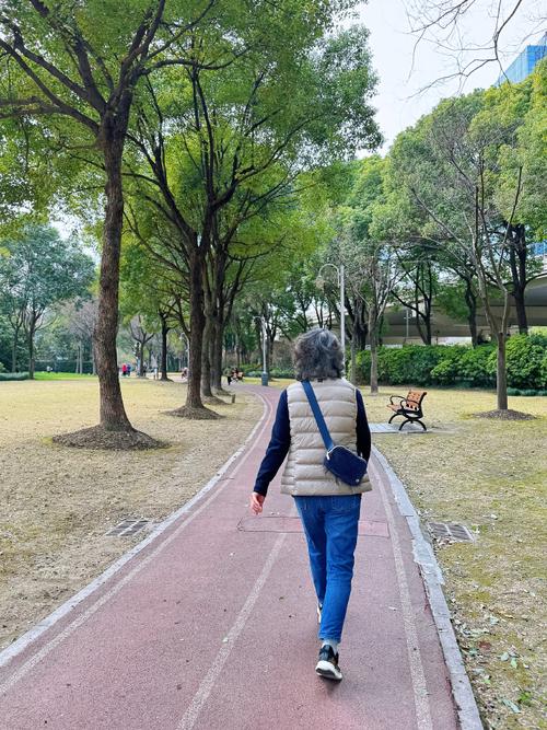 更年期女性公园散步日常实拍
