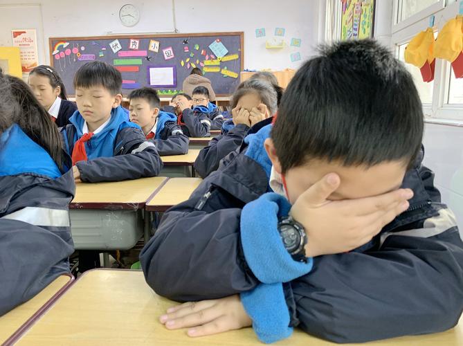 小学一年级课堂上孩子闭眼估时的课堂实拍