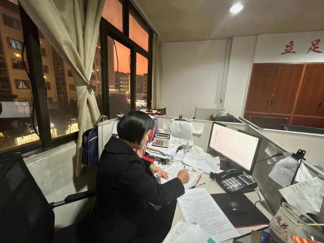 深夜金融公司办公室加班场景