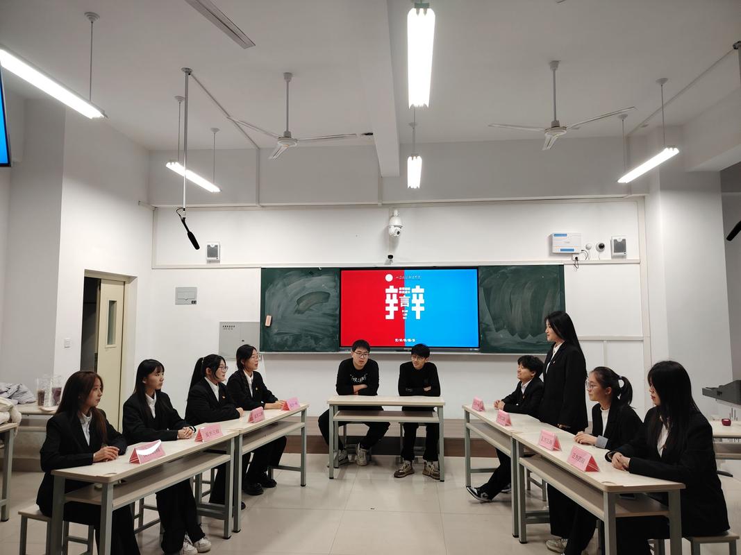 辩论社高中生模辩现场激动