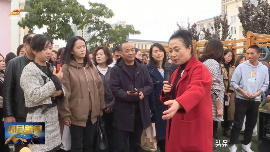 安吉游戏创始人程学琴与孩子们互动