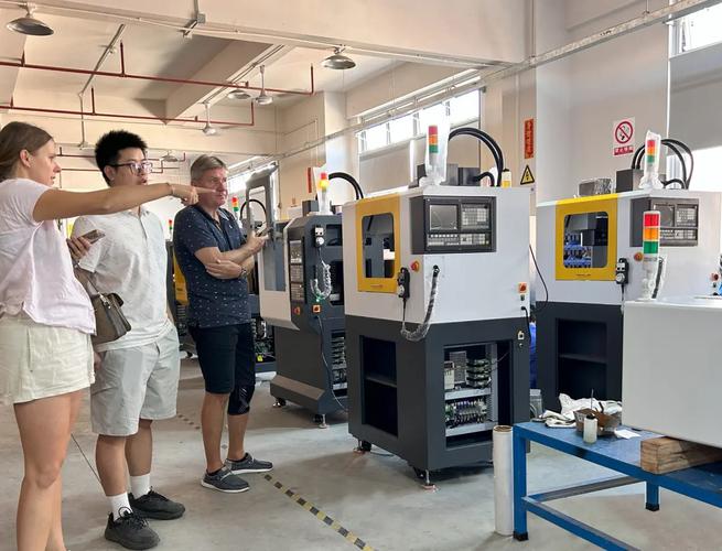 工业爸爸带儿子参观工厂车间机床实拍